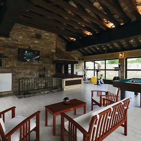 3 Bedroom Beautiful In Lisicic Ferienhaus