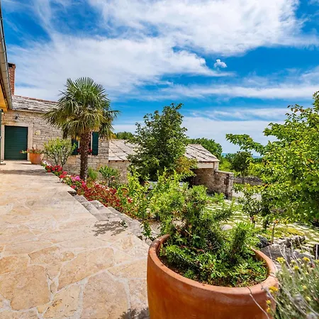 Ferienhaus 3 Bedroom Beautiful In Lisicic