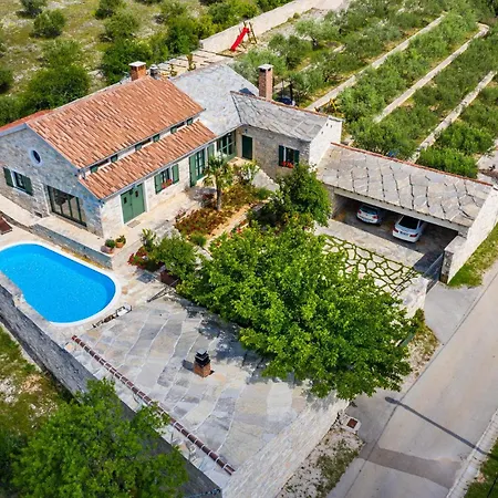 3 Bedroom Beautiful In Lisicic Ferienhaus