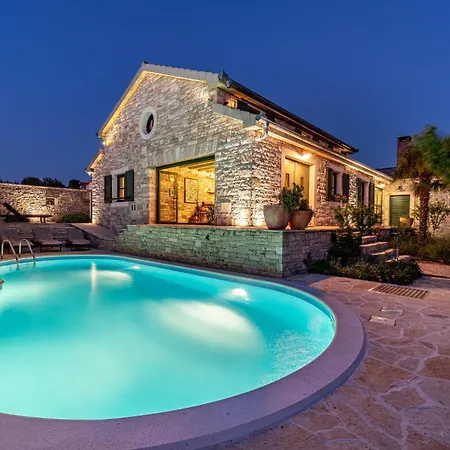 Ferienhaus 3 Bedroom Beautiful In Lisicic *