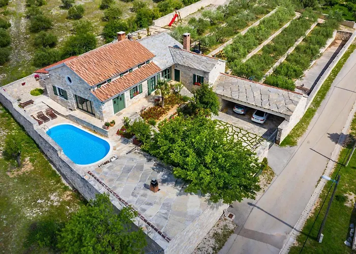 3 Bedroom Beautiful In Lisicic 펜션