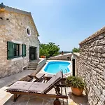 3 Bedroom Beautiful In Lisicic Vakantiehuis