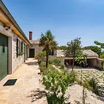 Vakantiehuis 3 Bedroom Beautiful In Lisicic