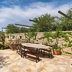 3 Bedroom Beautiful In Lisicic Vakantiehuis *