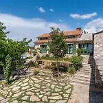 Vakantiehuis 3 Bedroom Beautiful In Lisicic Lisicici