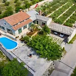 3 Bedroom Beautiful In Lisicic Vakantiehuis