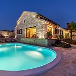 Vakantiehuis 3 Bedroom Beautiful In Lisicic *