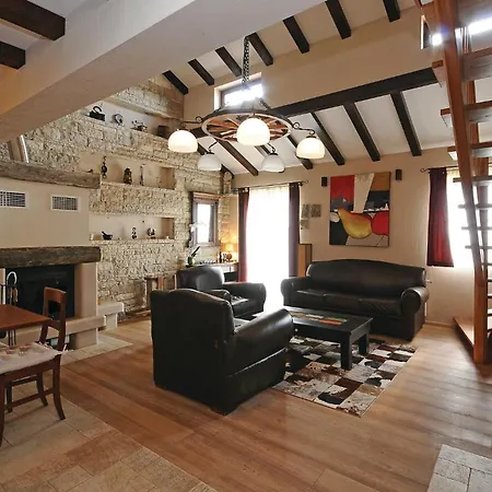 3 Bedroom Beautiful In Lisicic Hébergement de vacances *