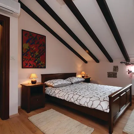 3 Bedroom Beautiful In Lisicic Hébergement de vacances