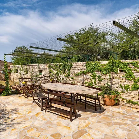 3 Bedroom Beautiful In Lisicic Hébergement de vacances *