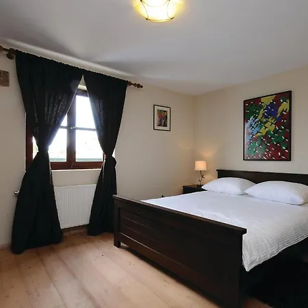 3 Bedroom Beautiful In Lisicic Hébergement de vacances *