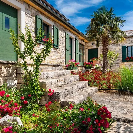 Дом отдыха 3 Bedroom Beautiful In Lisicic