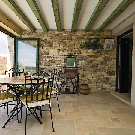 Vakantiehuis 3 Bedroom Beautiful In Lisicic