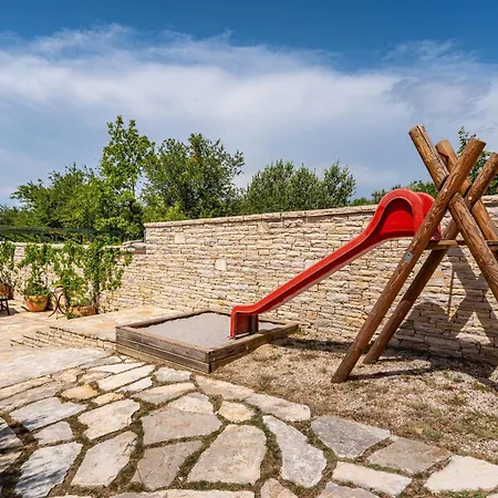 Vakantiehuis 3 Bedroom Beautiful In Lisicic